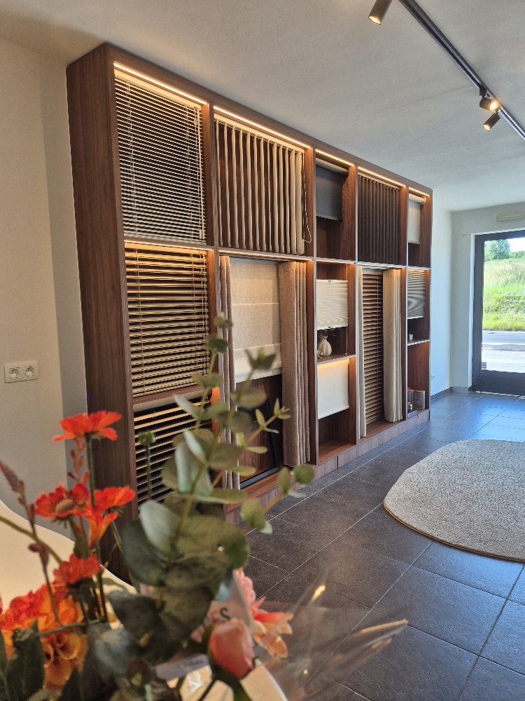 Wandkast met stalen in de Altdeco showroom